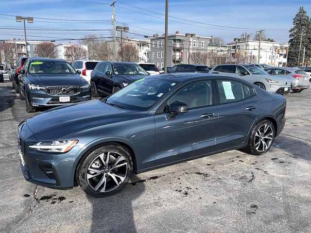 2024 Volvo S60 Plus Dark Theme