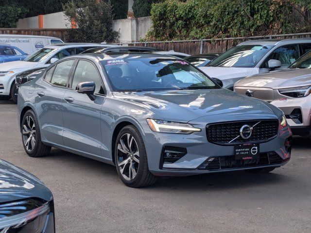 2024 Volvo S60 Plus Dark Theme