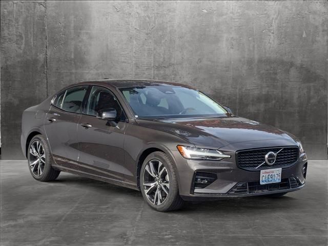 2024 Volvo S60 Plus Dark Theme