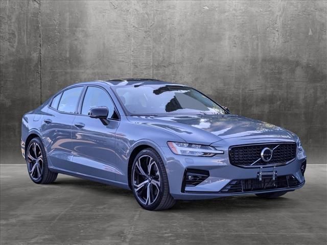 2024 Volvo S60 Plus Dark Theme