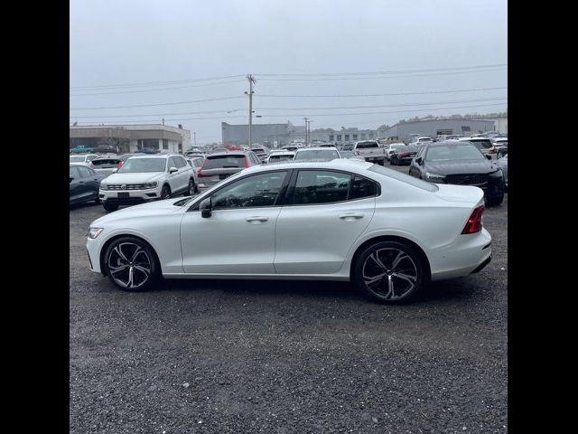 2024 Volvo S60 Plus Dark Theme