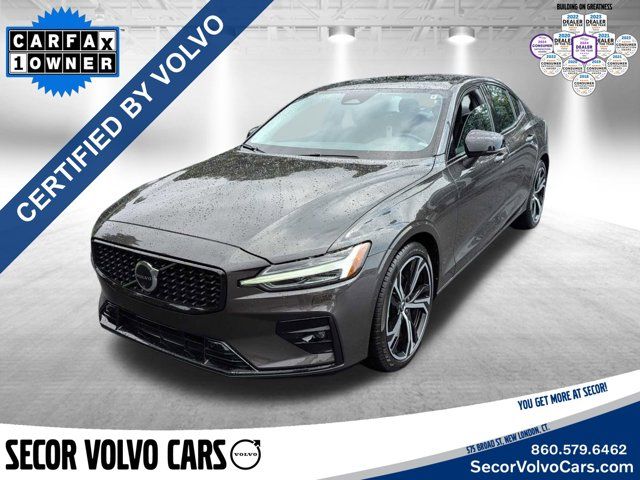 2024 Volvo S60 Plus Dark Theme