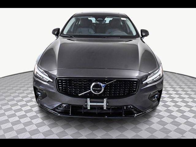 2024 Volvo S60 Plus Dark Theme