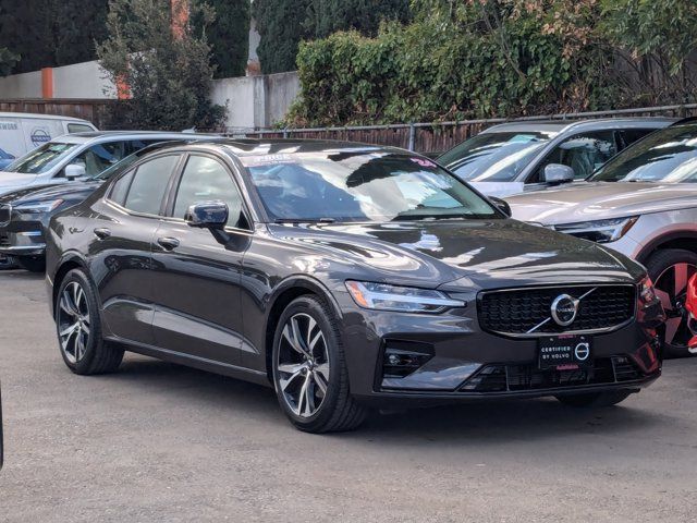 2024 Volvo S60 Plus Dark Theme