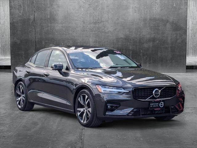 2024 Volvo S60 Plus Dark Theme