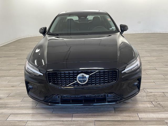 2024 Volvo S60 Plus Dark Theme