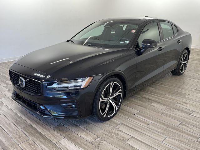 2024 Volvo S60 Plus Dark Theme