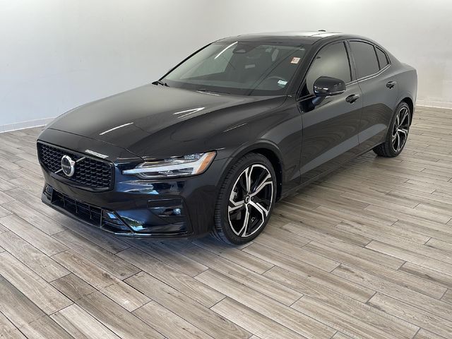 2024 Volvo S60 Plus Dark Theme