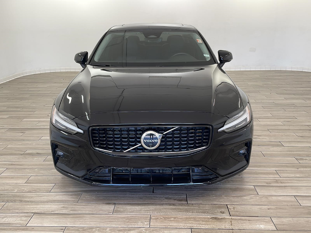 2024 Volvo S60 Plus Dark Theme