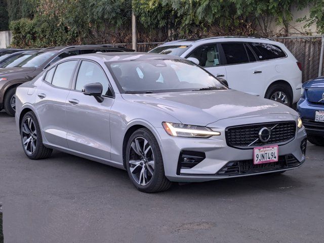 2024 Volvo S60 Plus Dark Theme