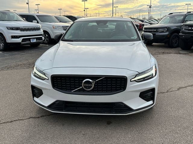 2024 Volvo S60 Plus Dark Theme