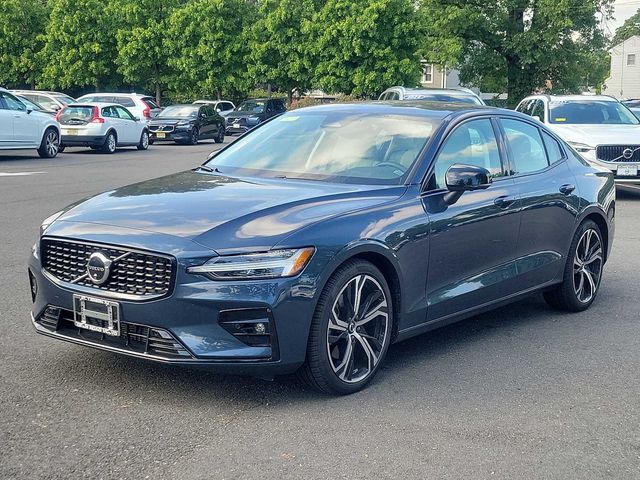 2024 Volvo S60 Plus Dark Theme