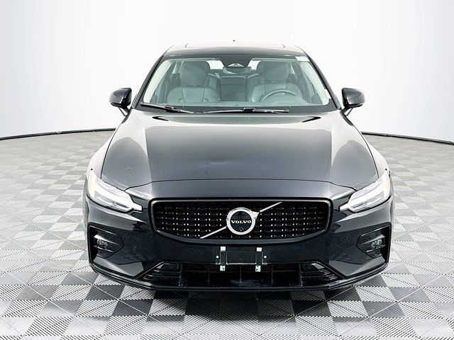 2024 Volvo S60 Plus Dark Theme