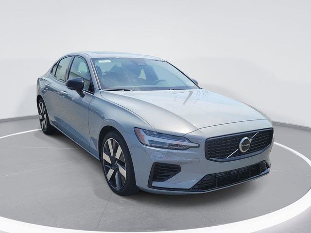 2024 Volvo S60 Recharge Plug-In Hybrid Plus Dark Theme