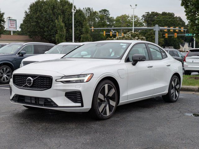 2024 Volvo S60 Recharge Plug-In Hybrid Plus Dark Theme