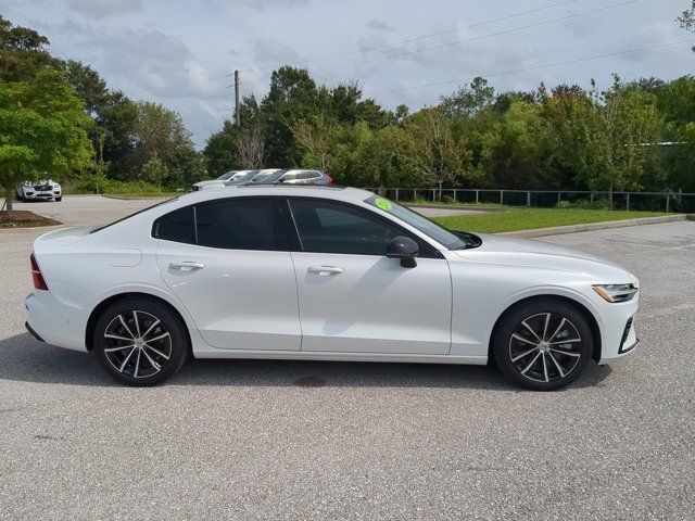 2024 Volvo S60 Recharge Plug-In Hybrid Plus Dark Theme