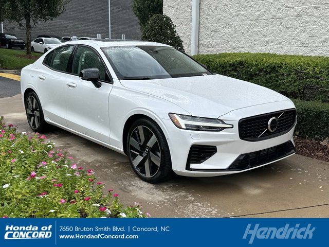 2024 Volvo S60 Recharge Plug-In Hybrid Plus Dark Theme