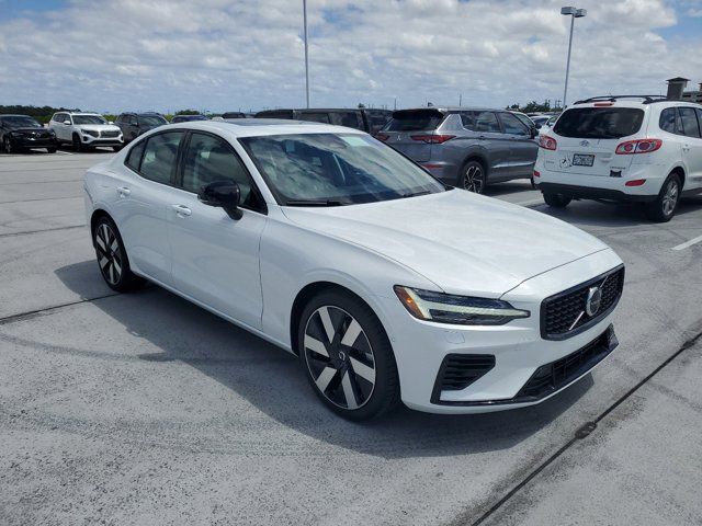 2024 Volvo S60 Recharge Plug-In Hybrid Plus Dark Theme