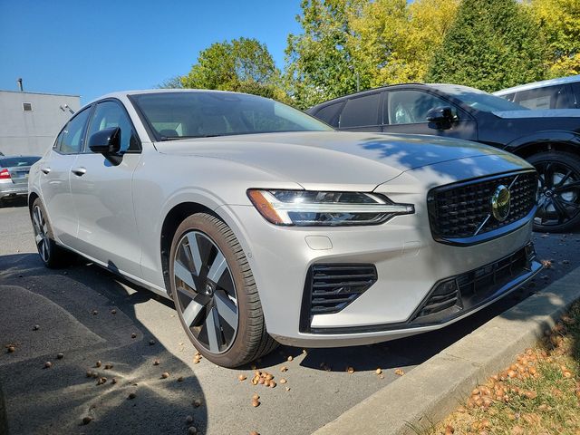 2024 Volvo S60 Recharge Plug-In Hybrid Plus Dark Theme