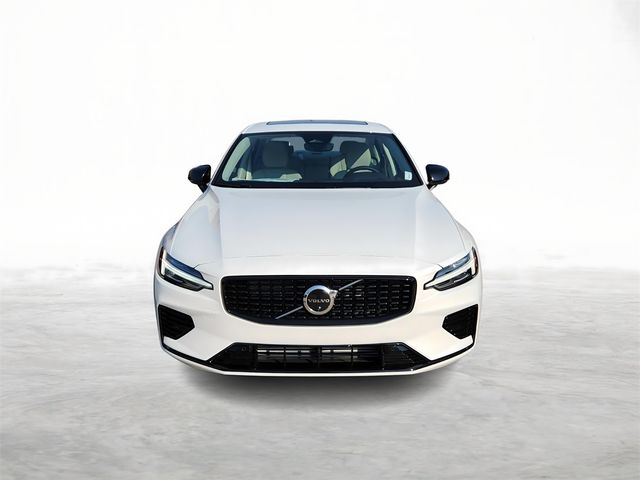 2024 Volvo S60 Recharge Plug-In Hybrid Plus Dark Theme