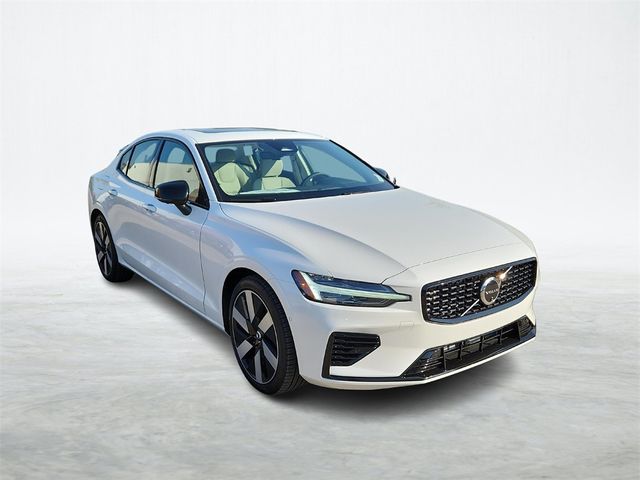 2024 Volvo S60 Recharge Plug-In Hybrid Plus Dark Theme