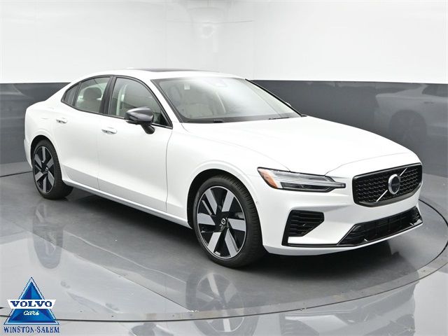 2024 Volvo S60 Recharge Plug-In Hybrid Plus Dark Theme