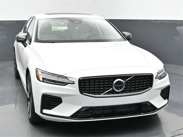 2024 Volvo S60 Recharge Plug-In Hybrid Plus Dark Theme