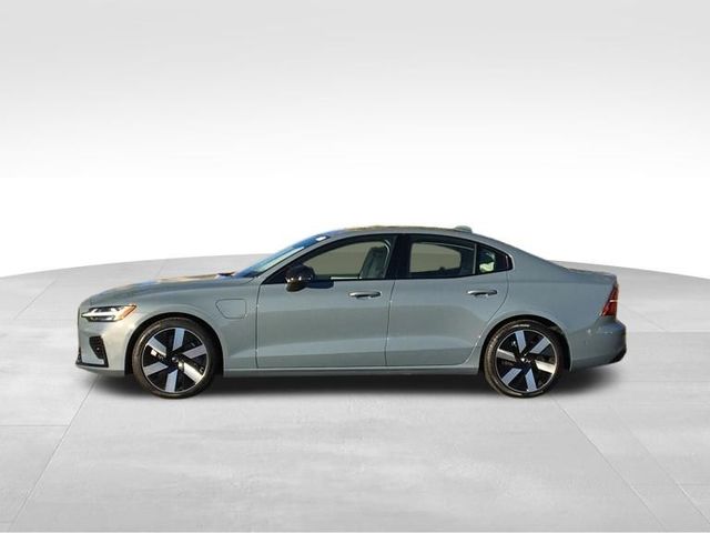 2024 Volvo S60 Recharge Plug-In Hybrid Plus Dark Theme