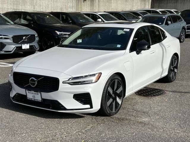 2024 Volvo S60 Recharge Plug-In Hybrid Plus Dark Theme