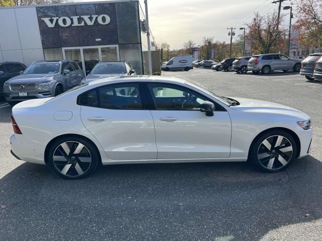 2024 Volvo S60 Recharge Plug-In Hybrid Plus Dark Theme