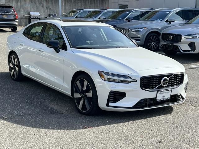 2024 Volvo S60 Recharge Plug-In Hybrid Plus Dark Theme