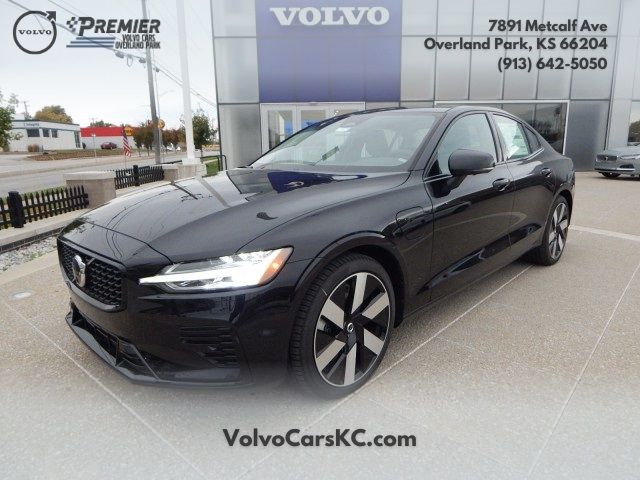 2024 Volvo S60 Recharge Plug-In Hybrid Plus Dark Theme