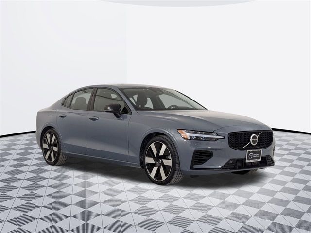 2024 Volvo S60 Recharge Plug-In Hybrid Plus Dark Theme