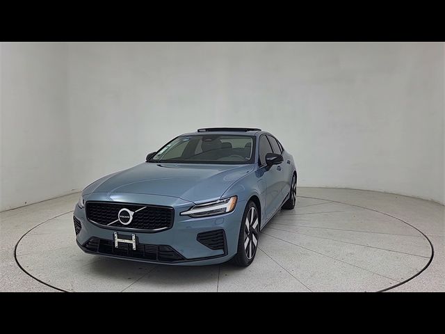 2024 Volvo S60 Recharge Plug-In Hybrid Plus Dark Theme