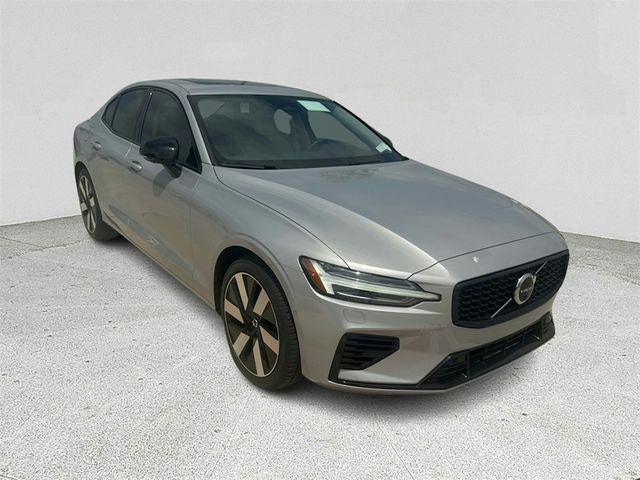 2024 Volvo S60 Recharge Plug-In Hybrid Plus Dark Theme