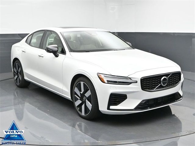 2024 Volvo S60 Recharge Plug-In Hybrid Plus Dark Theme