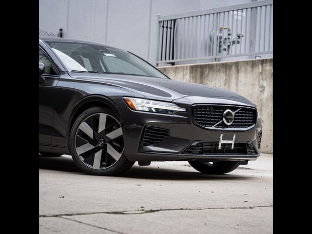 2024 Volvo S60 Recharge Plug-In Hybrid Plus Dark Theme