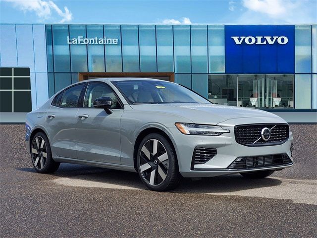 2024 Volvo S60 Recharge Plug-In Hybrid Plus Dark Theme