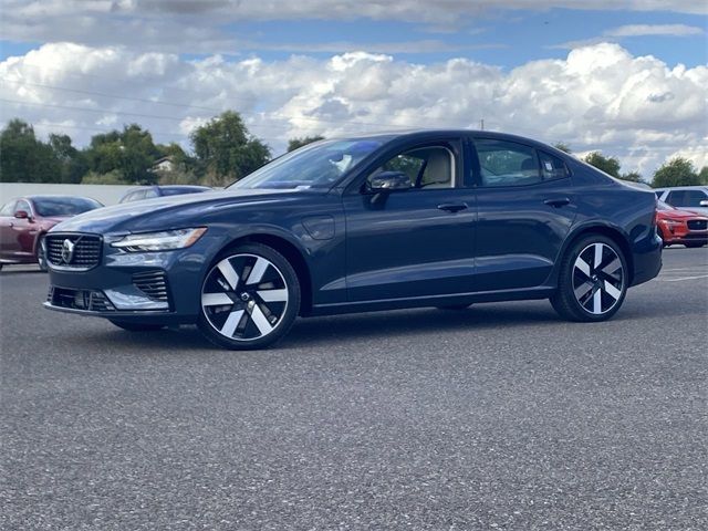 2024 Volvo S60 Recharge Plug-In Hybrid Plus Dark Theme