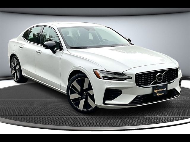 2024 Volvo S60 Recharge Plug-In Hybrid Ultimate Dark Theme