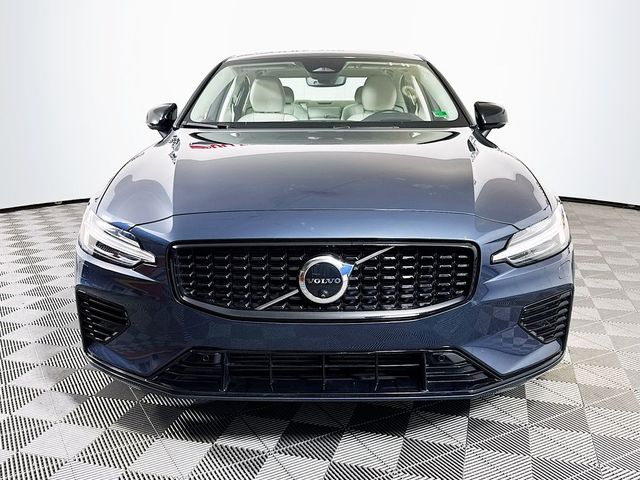 2024 Volvo S60 Recharge Plug-In Hybrid Ultimate Dark Theme