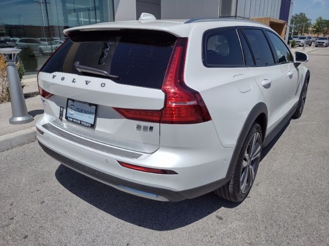 2024 Volvo V60 Cross Country Plus