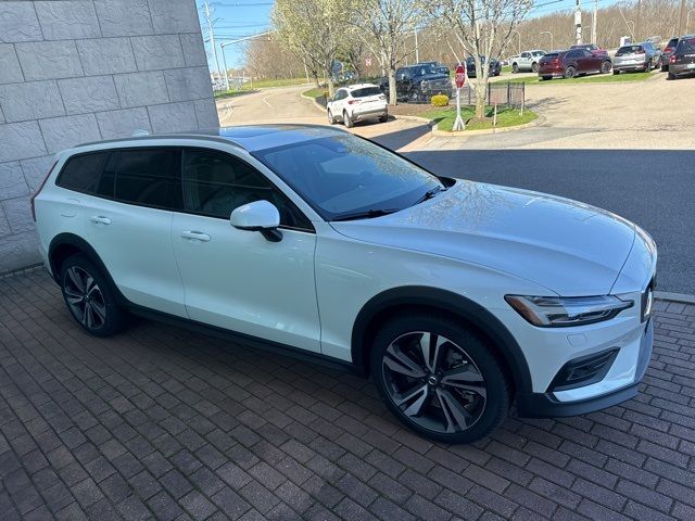 2024 Volvo V60 Cross Country Plus