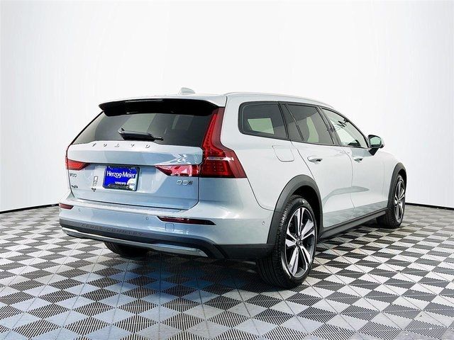 2024 Volvo V60 Cross Country Plus