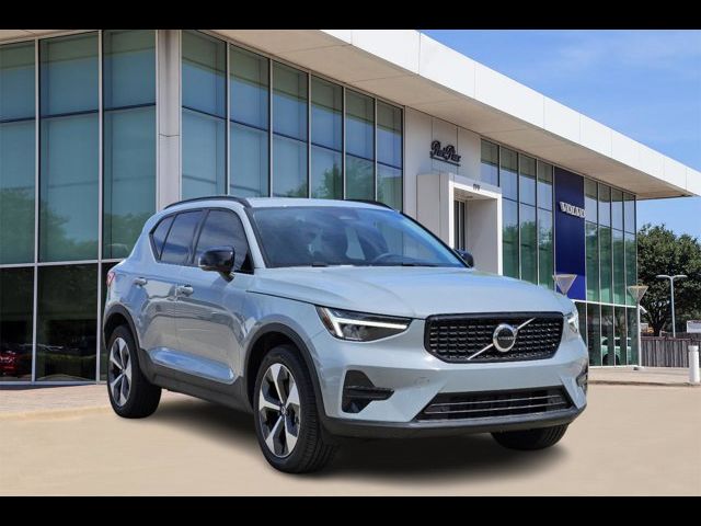 2024 Volvo XC40 Core Bright Theme