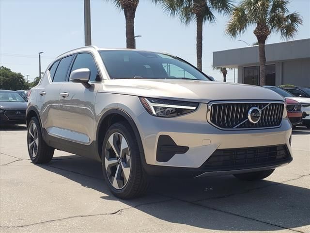 2024 Volvo XC40 Core Dark Theme