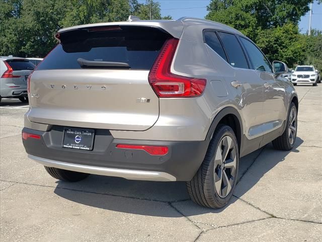 2024 Volvo XC40 Core Dark Theme