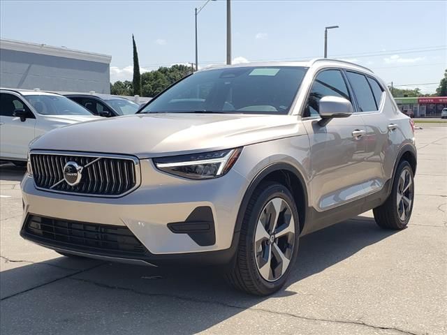 2024 Volvo XC40 Core Dark Theme