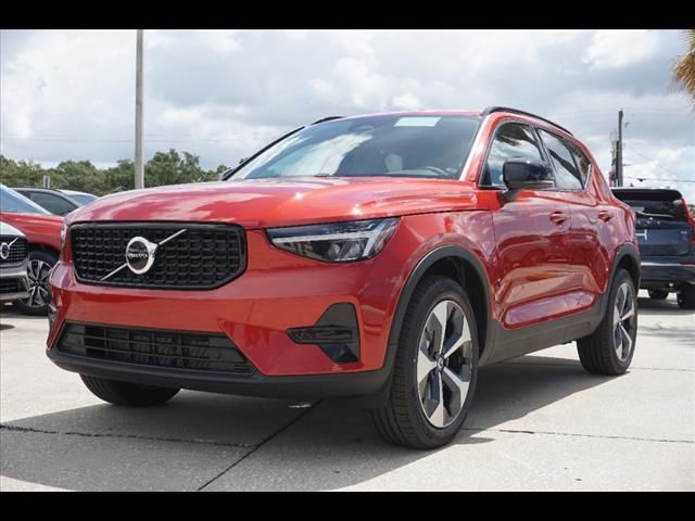 2024 Volvo XC40 Core Dark Theme