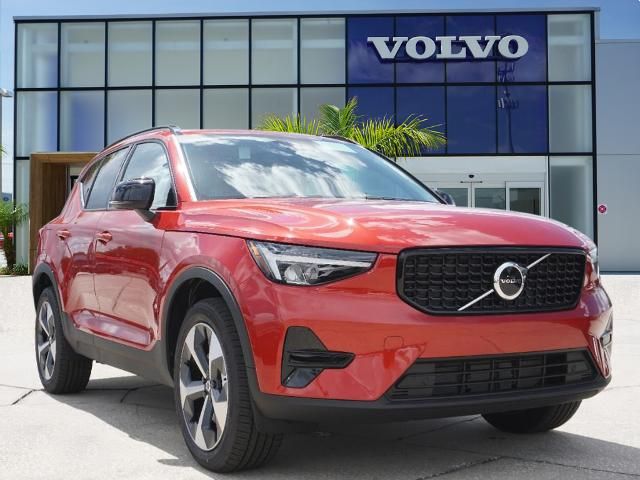 2024 Volvo XC40 Core Dark Theme